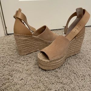 Gianni Bini Size 7.5 tan wedge